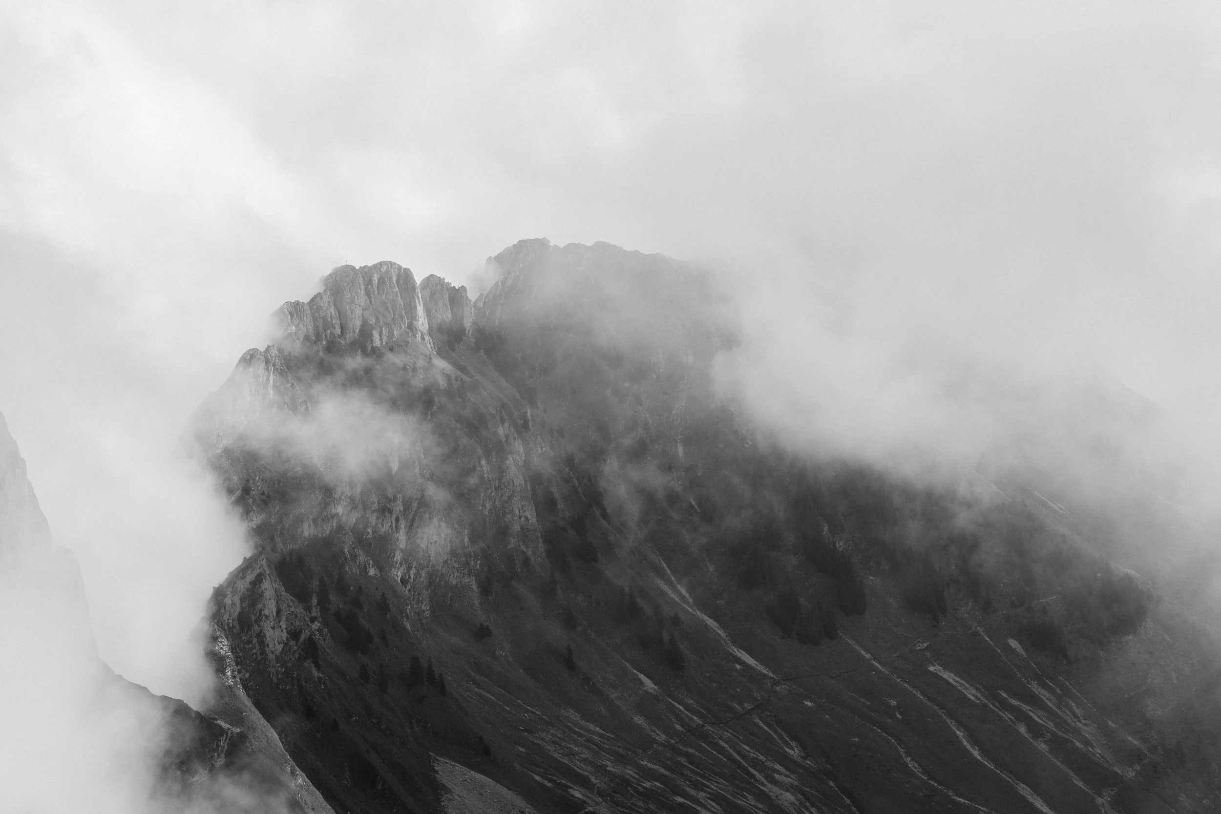 Berggipfel mit Wolken und Nebel